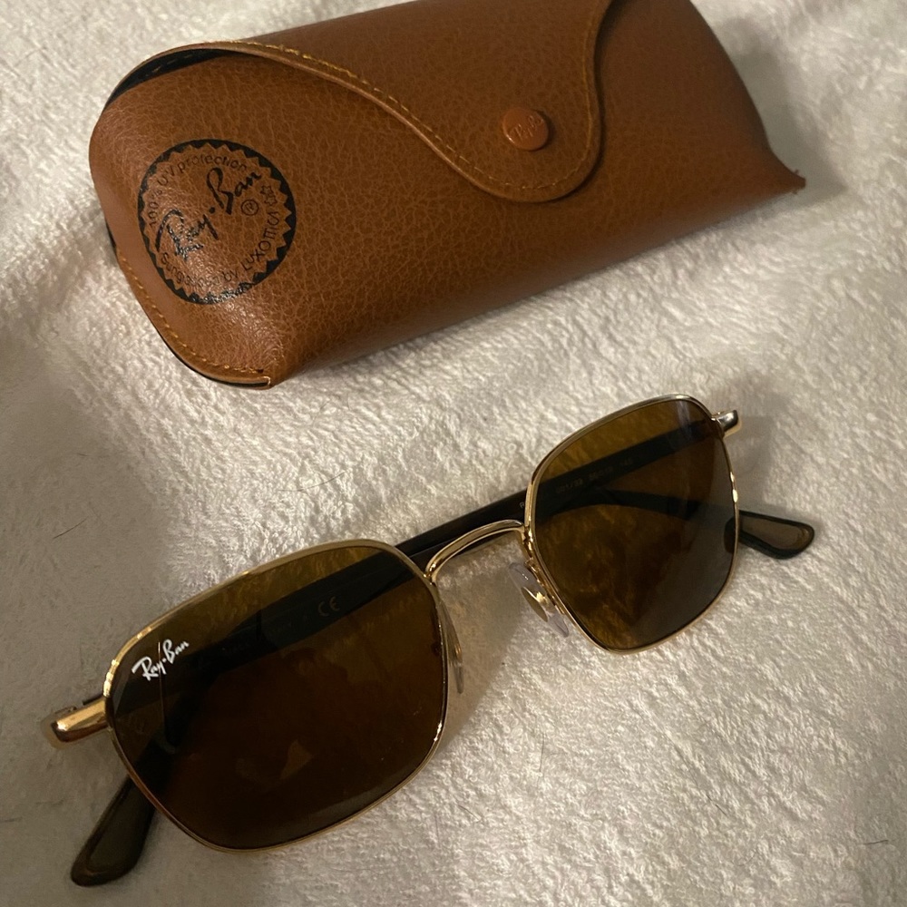 Brown/Gold Ray-Bans
RB3664